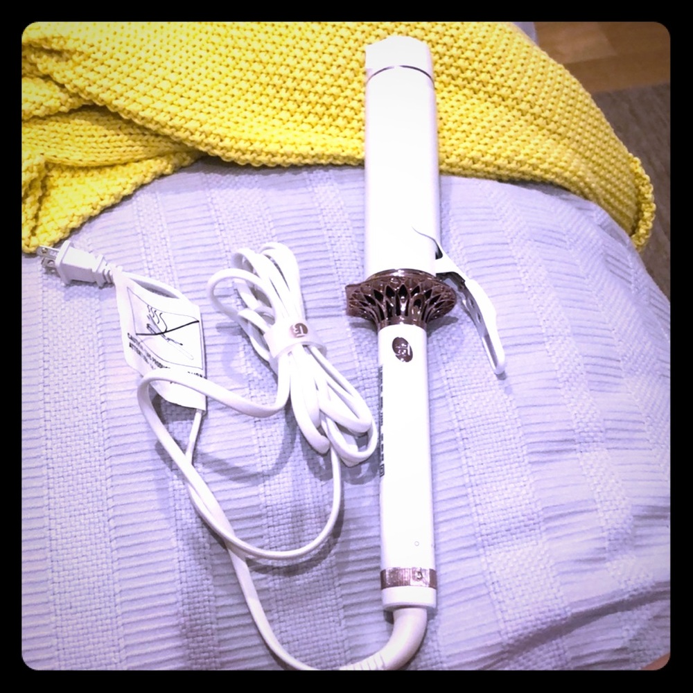 T3 Bodywaver 1.75 inch curling iron...Like New!!